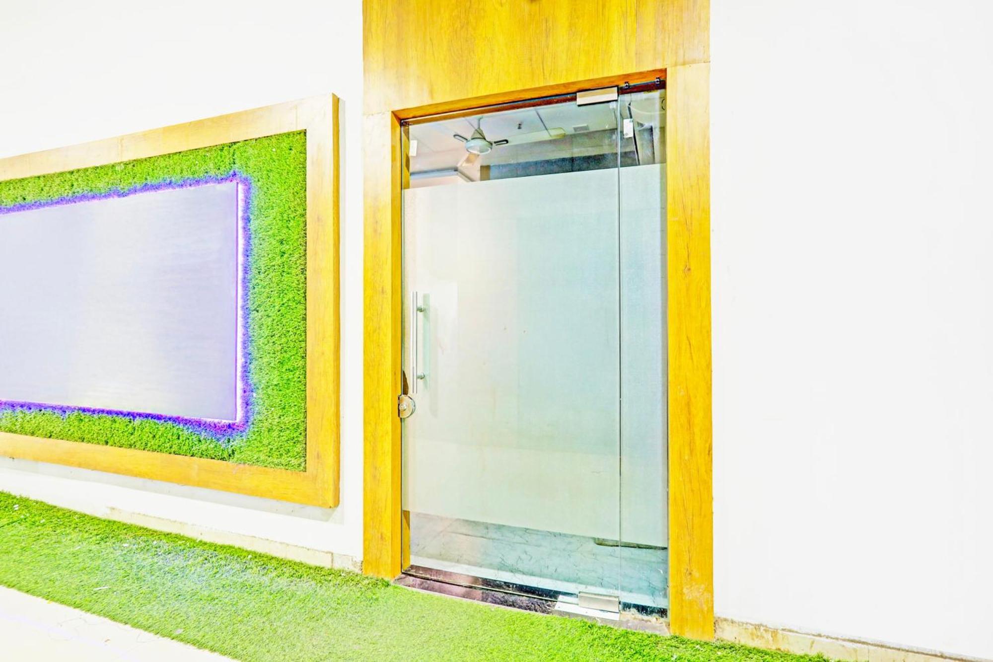 Super Collection O Adajan Formerly Hotel Western Inn Surat Exterior photo